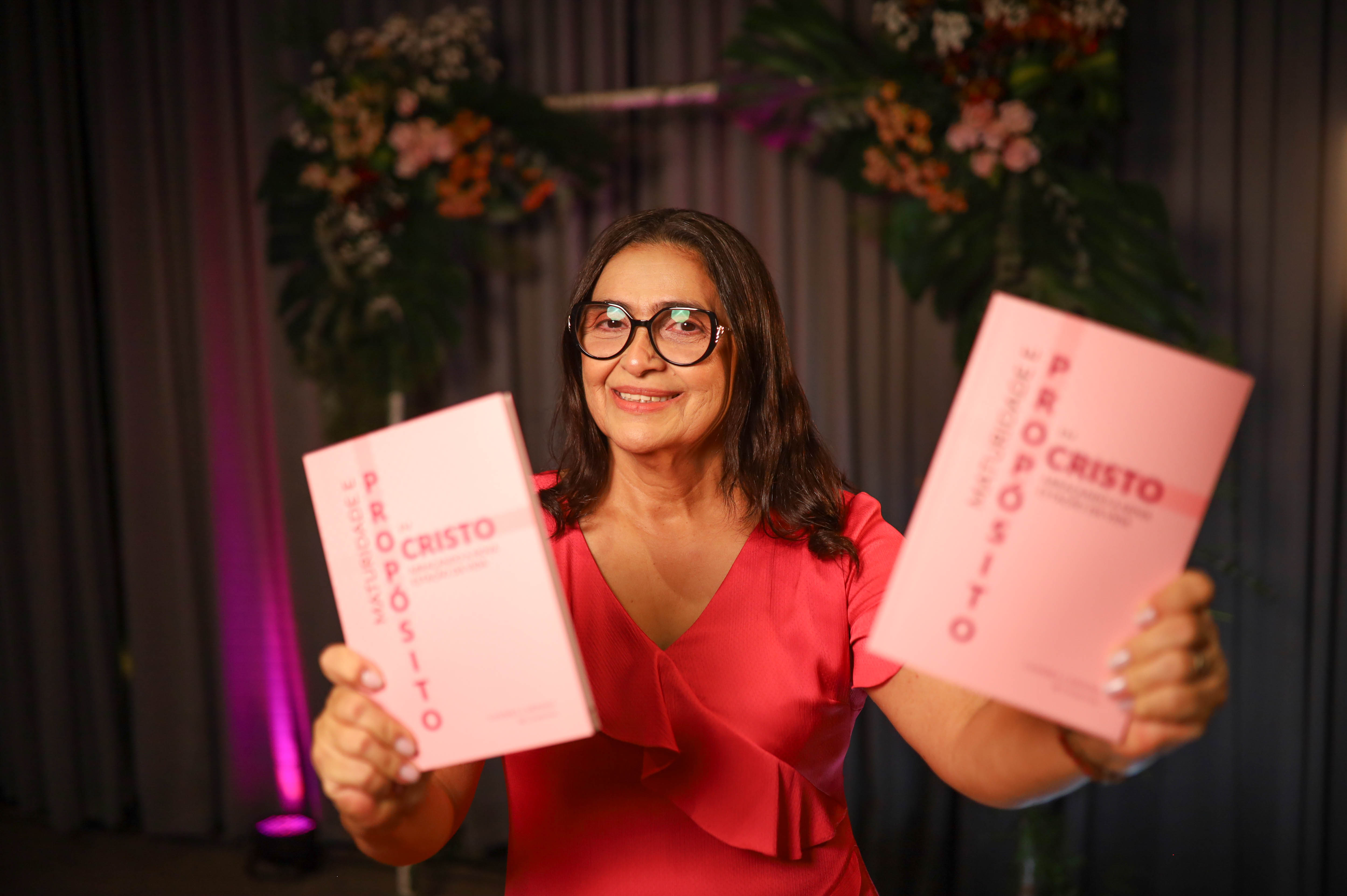 Autora com seu livro publicado